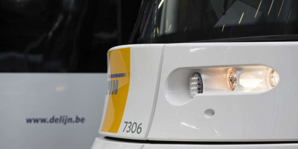 Frontbeeld van een tram.